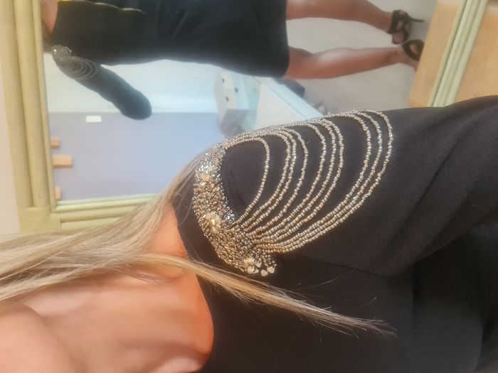 Robe noire avec bijoux sur les épaules Fabriqué en Italie Taille 36 - photo numéro 6