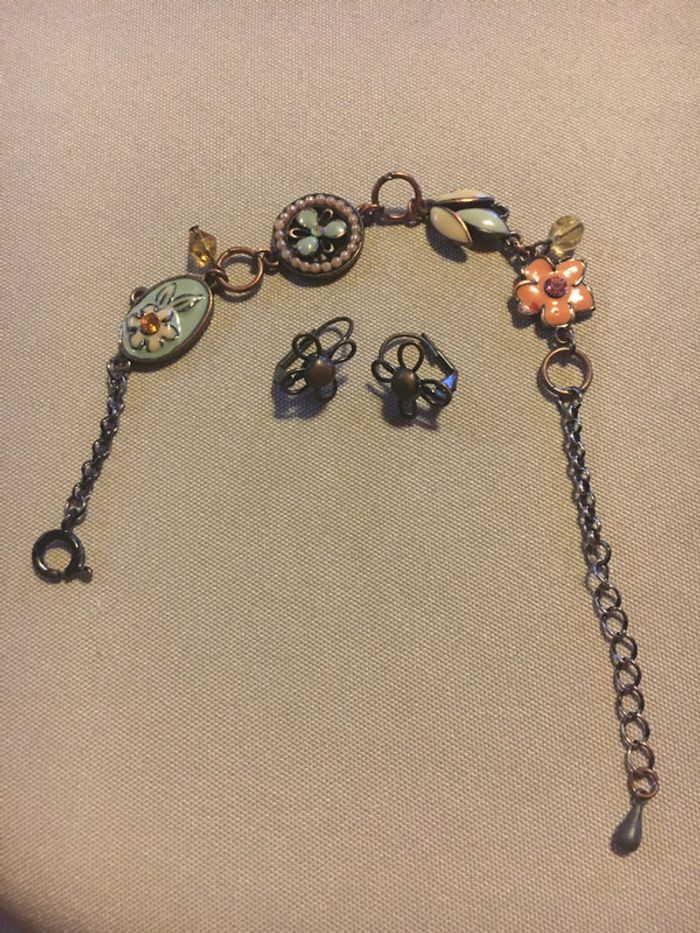 Bracelet fantaisie motif fleurs et boucle d'oreilles.