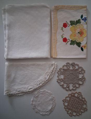 Lot de six napperons vintage différents