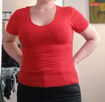 Très joli Tee-shirt rouge acos taille s en très bon état
