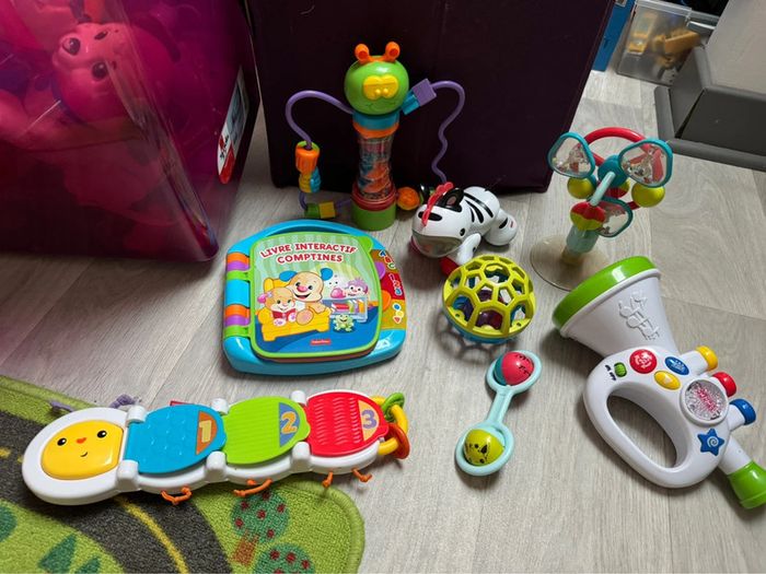 Lot jouets bébé