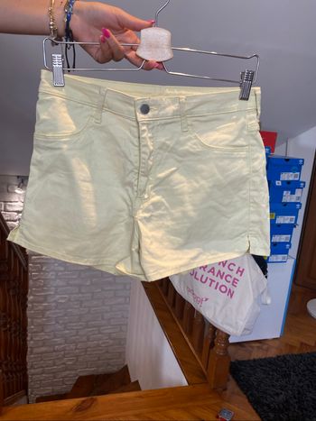 Short jaune