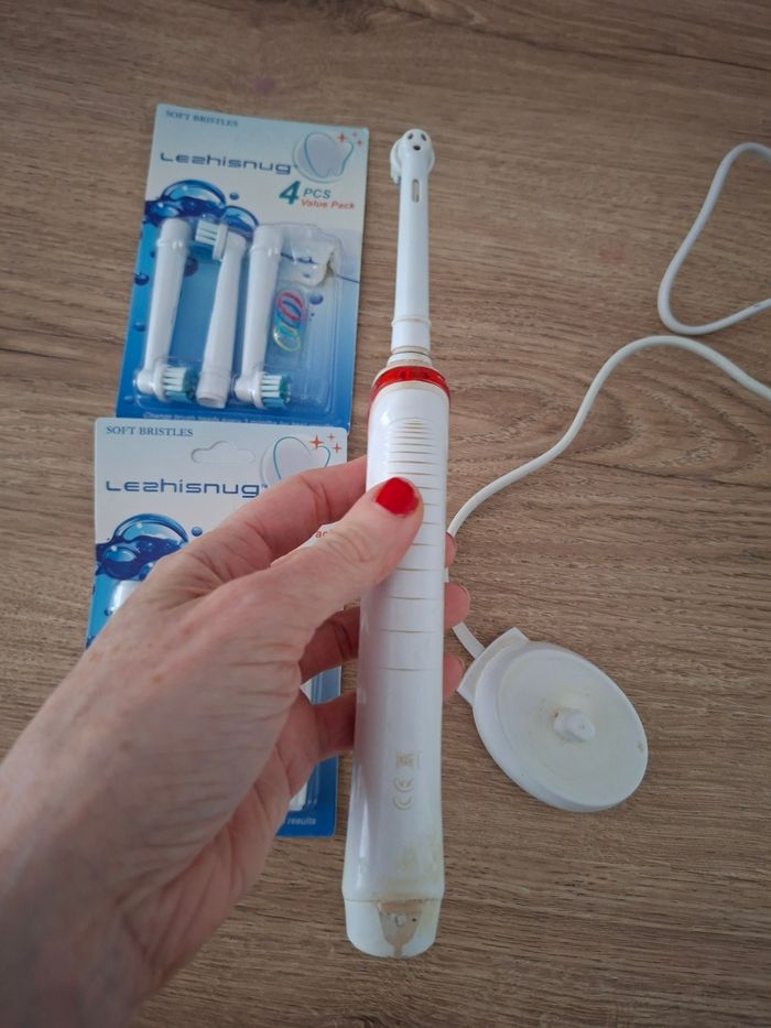Brosse à dent électrique oral b avec brossettes chargeur - photo numéro 6