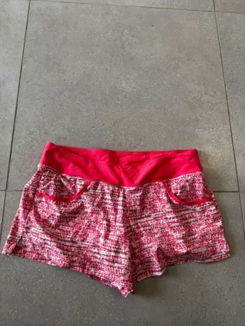 Short de sport rose Nike, taille L, très bon état