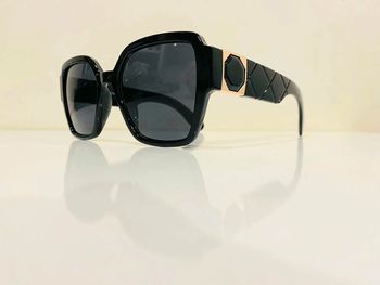 Lunette de soleil femme noire et dorée uvprotection catégorie 3