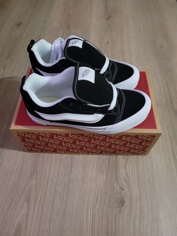 Baskets Vans modèle Knu Skool