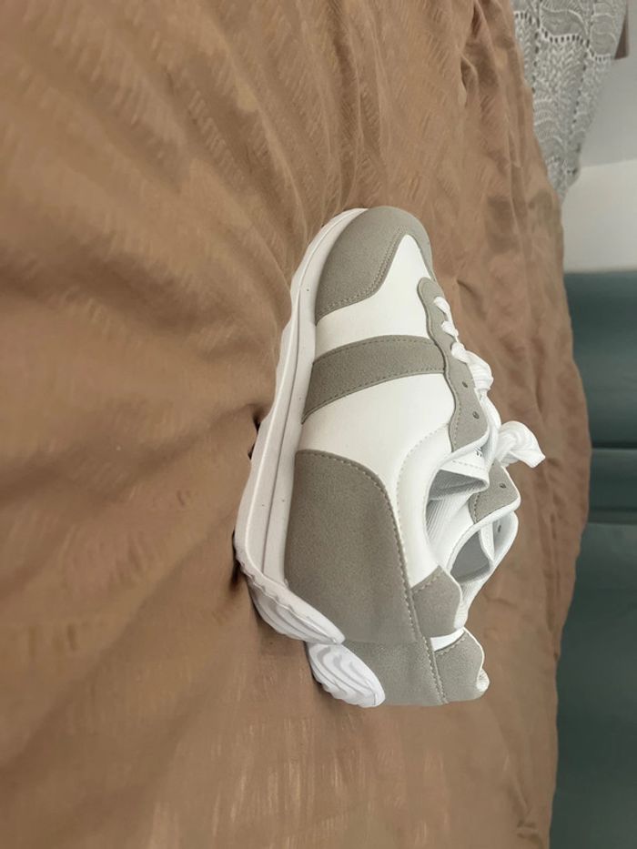 Baskets neuves, couleur blanc gris, pointure 39 - photo numéro 3