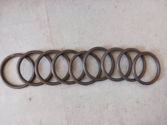 9 anneaux en fer gris