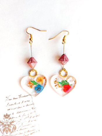 Magnifique paire de boucles d'oreilles pendantes en résine