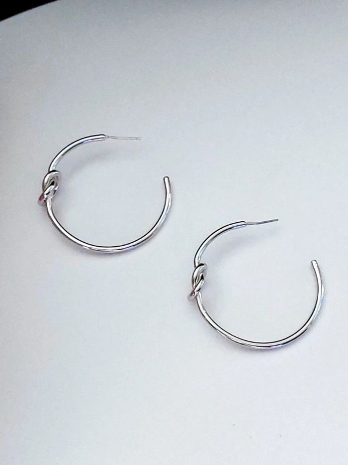 Magnifique paire de boucles d'oreilles créoles couleur argenté - photo numéro 3