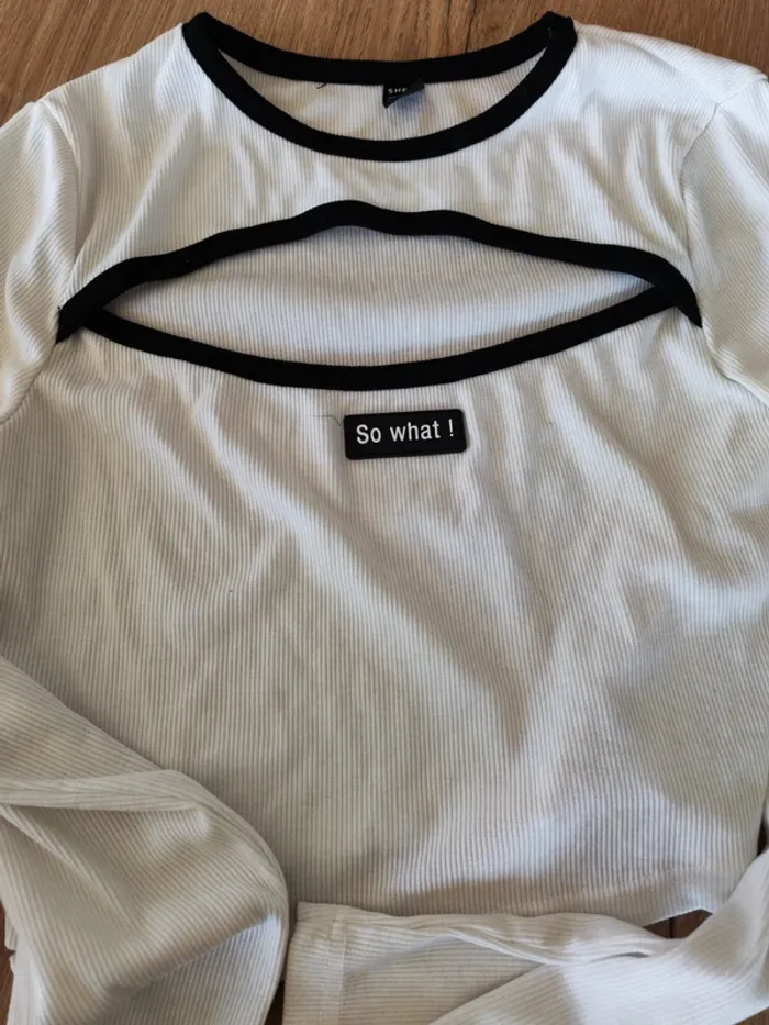 Crop top blanc à manches longues bordures noires découpe poitrine  Y2K –  T38 - photo numéro 4