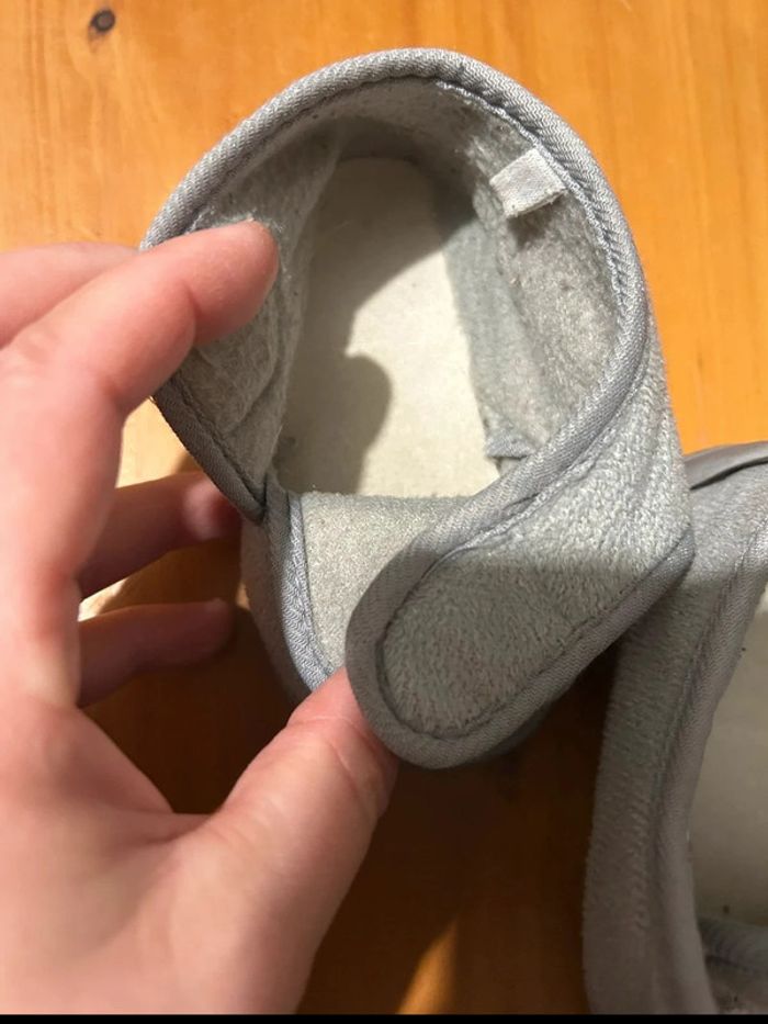 Lot de 2 paires de chaussons 21/22 en très bon état - photo numéro 7