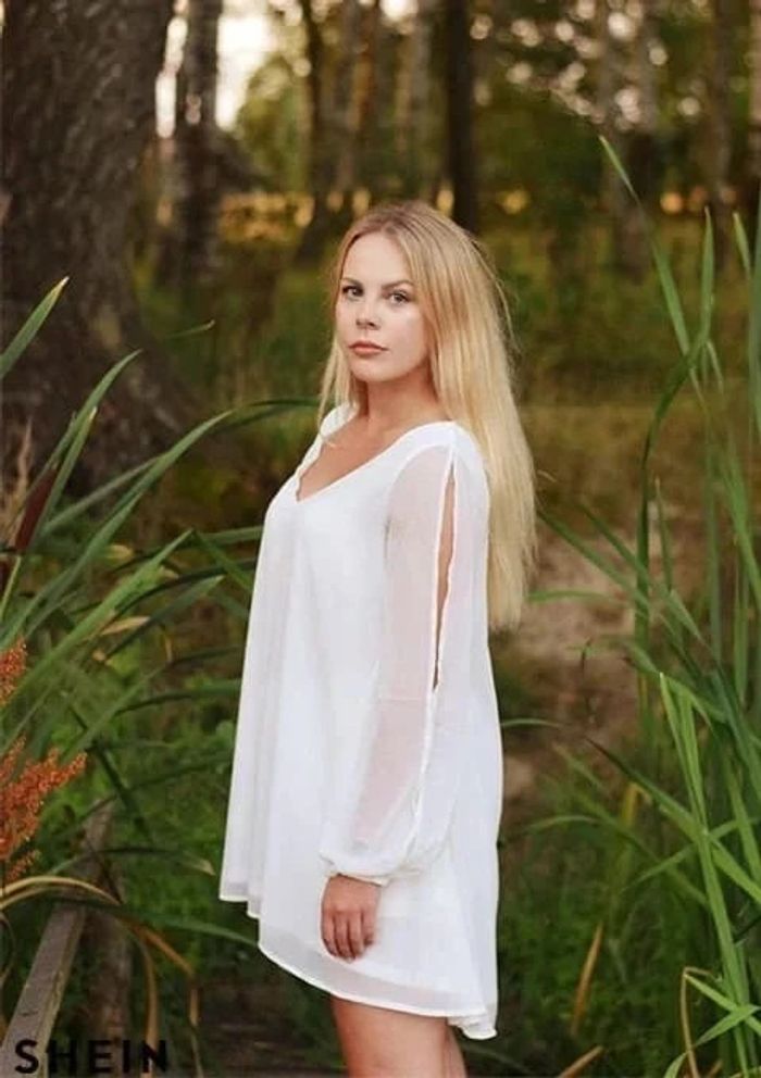 Robe tunique blanche à manches longues ouvertes