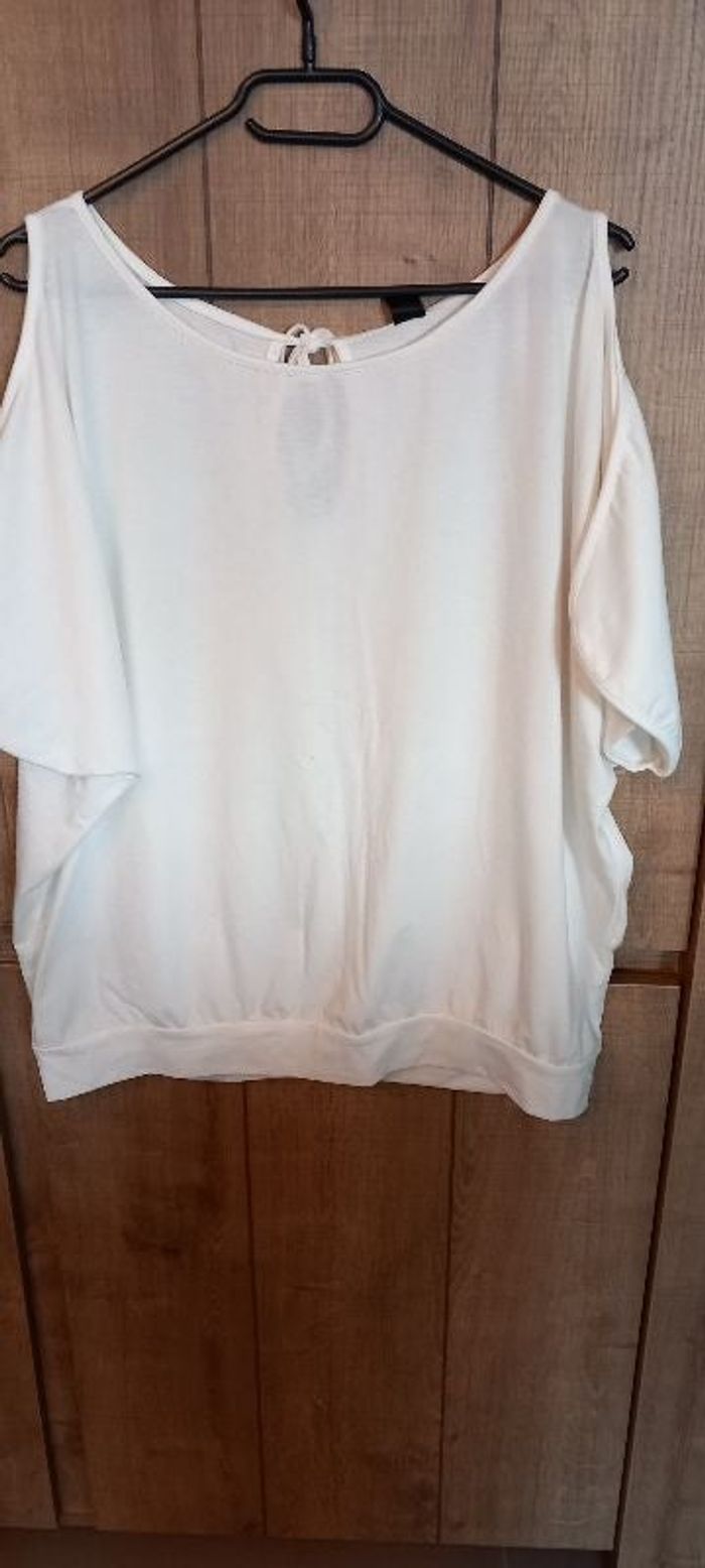 tee-shirt avec manches fendues