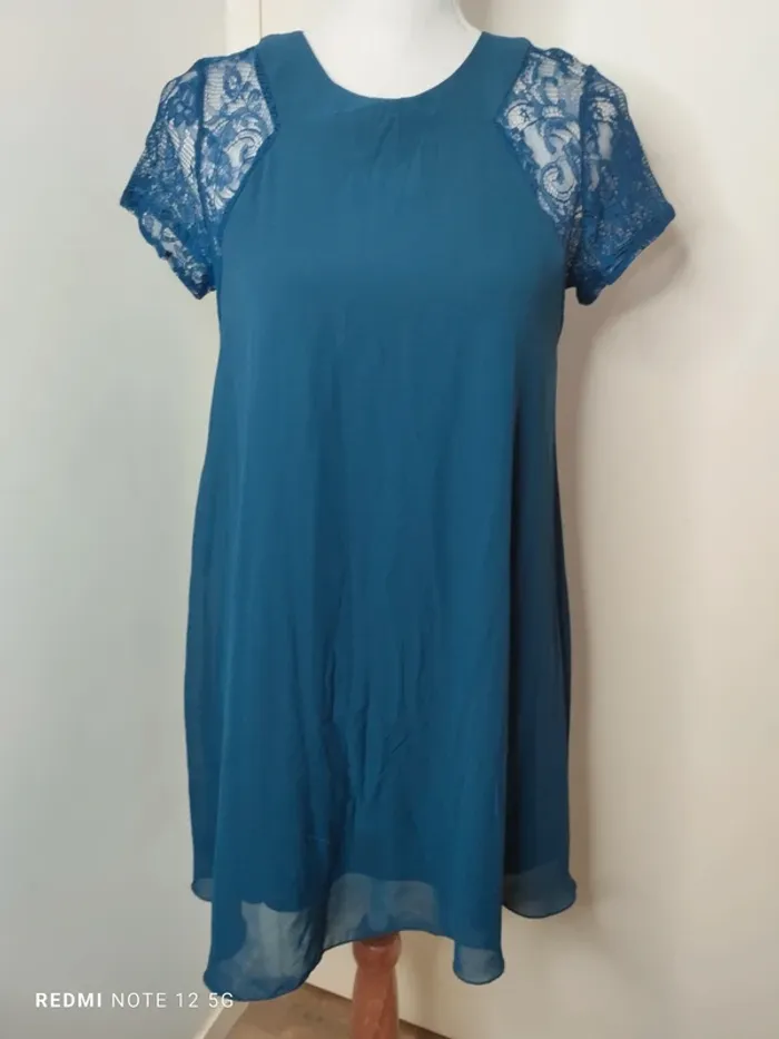 Jolie robe avec manches en dentelle taille S