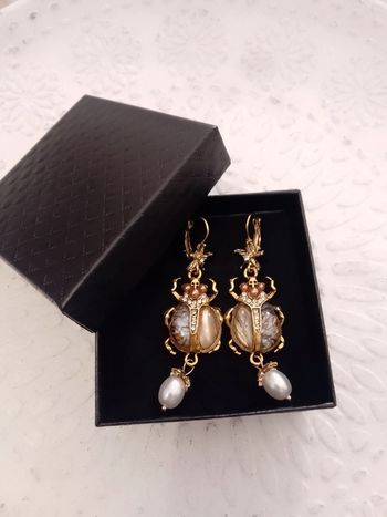 Boucles d'oreilles bohèmes scarabées en ormeaux et perles de culture d'eau douce