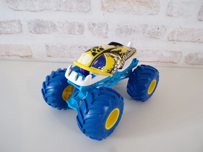 Monster Trucks - Hotwheels - Hot Wheels - Piranah (J25)