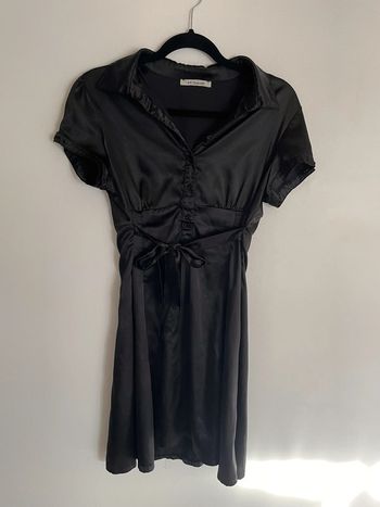 Robe ceinturée en satin noire
