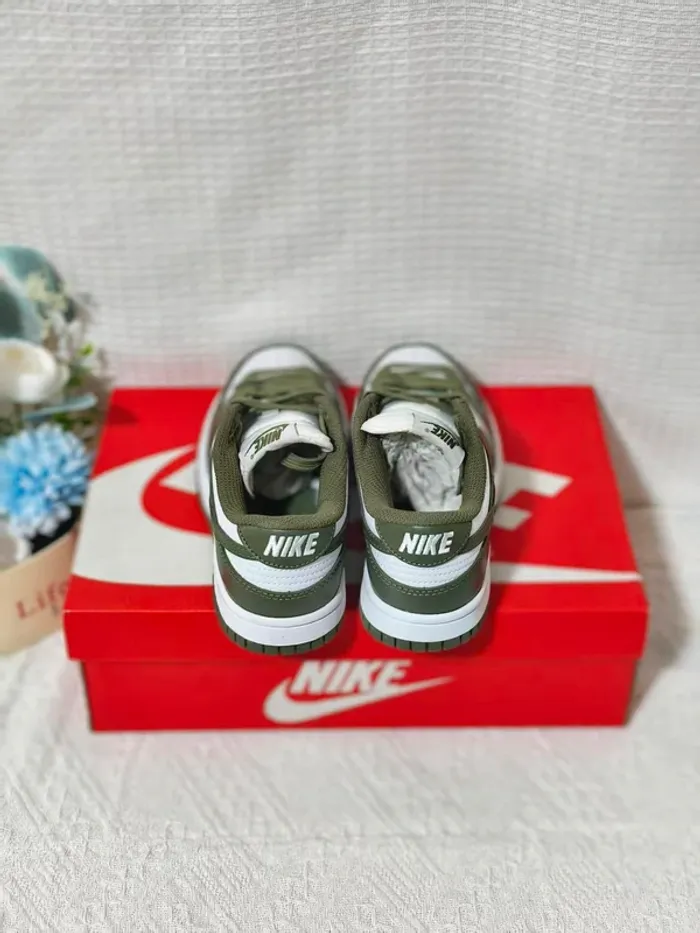 Nike Dunk Low 'Medium Olive White' - Taille 40 - photo numéro 2
