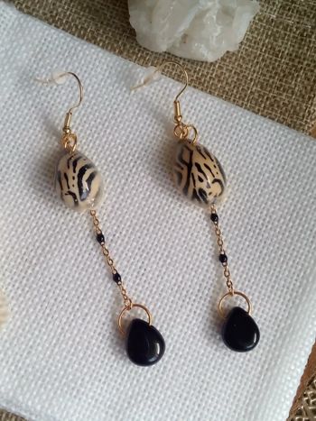 Boucles d'oreilles coq.uillages zébrés et pierres d'onyx 🖤