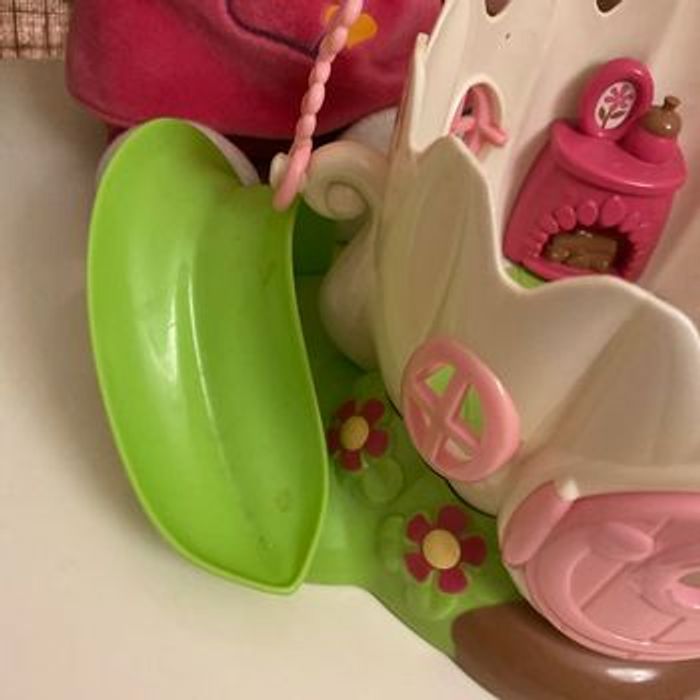 Maison des fait en forme de fleur et 3 peluches - photo numéro 5
