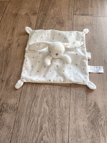 Doudou mouchoir lapin Simba Toys Kiabi 