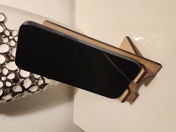 Support téléphone bois personnalisable – prénom, texte ou motif au choix