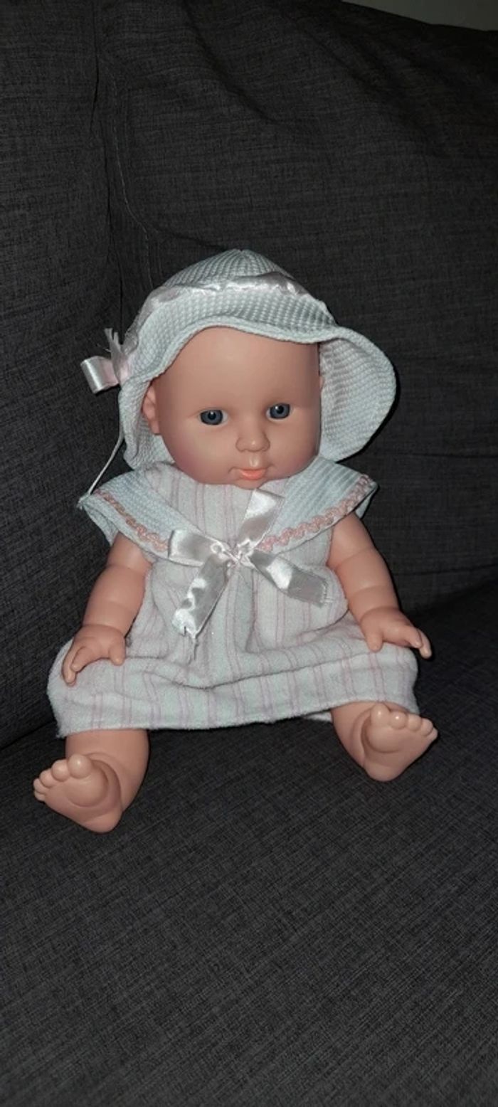 Poupée - bébé  en plastique en excellent état