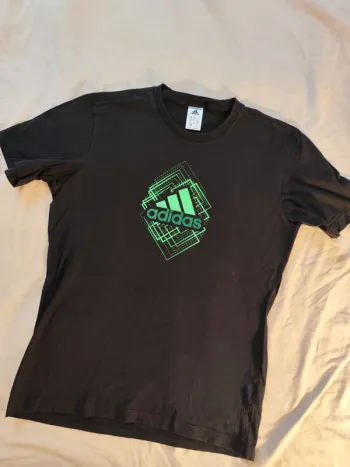 T-shirt adidas taille M très bon état