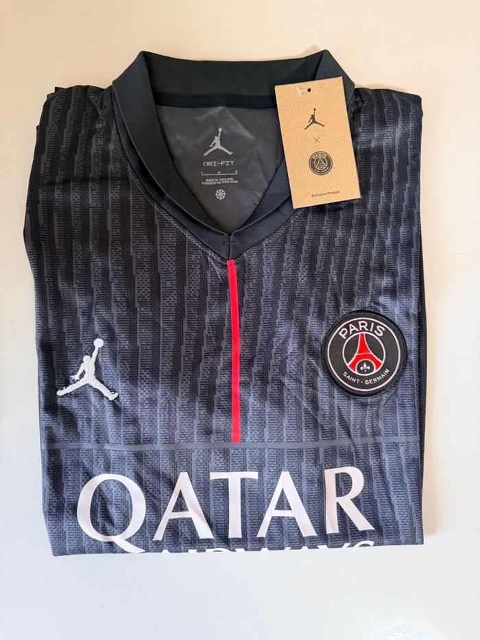 Maillot de foot noir et rouge – NEUF avec étiquette - photo numéro 3