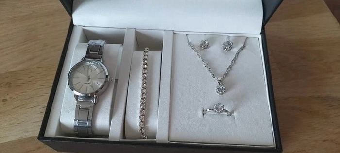 Parure argenté montre, bracelet, boucles d'oreilles, collier et bague