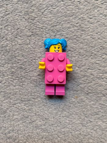 Minifigurine lego déguisé en brique rose