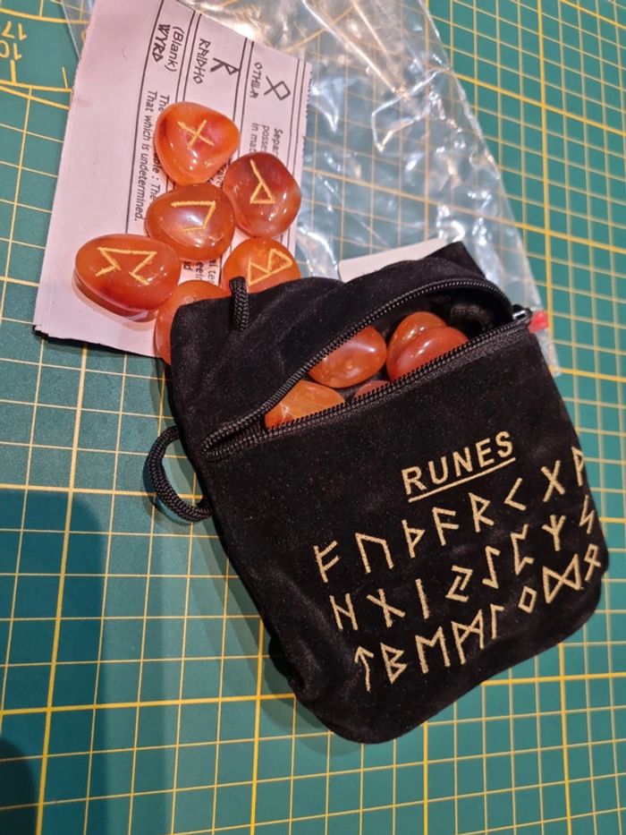 Runes Cornaline - photo numéro 2