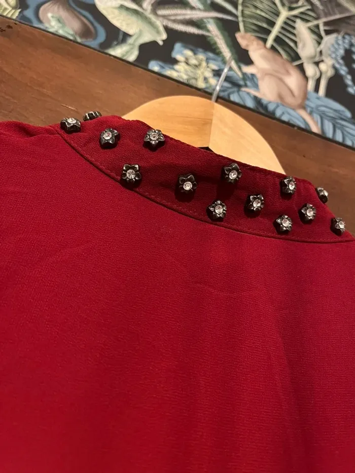 Chic & Élégance – Chemisier Bordeaux à Col Montant et Détails Strass - photo numéro 6
