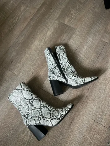 Bottines python