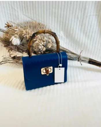 Sac à main bleu effet croco avec poignée en bambou