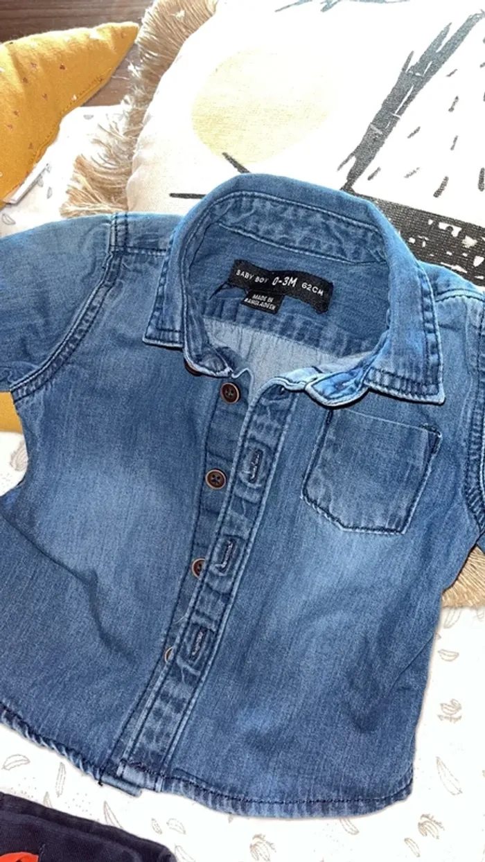 Chemise en jeans0/3 mois/ bas de jogging 1mois - photo numéro 2