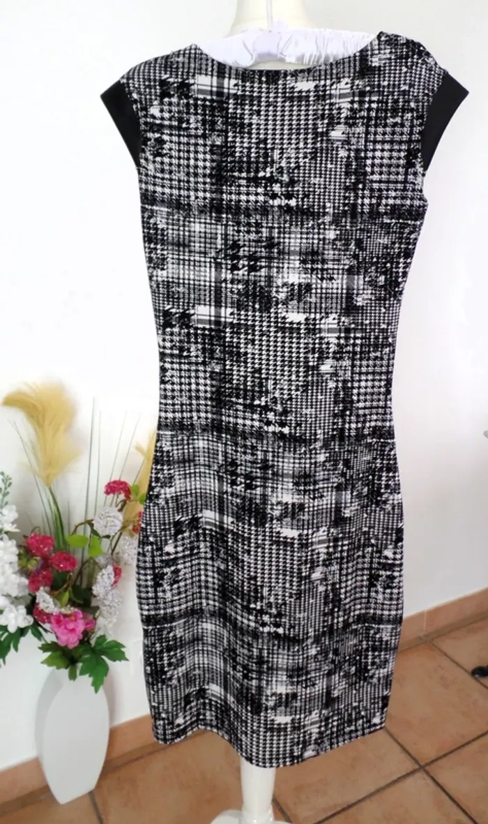 Robe droite_chic_Motifs noir & blanc - photo numéro 5