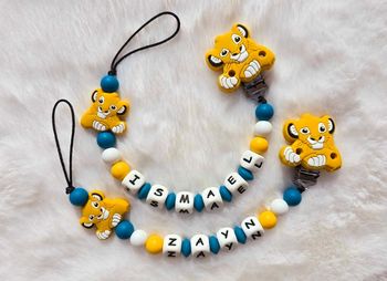 Attache sucette personnalisé en silicone roi lion
