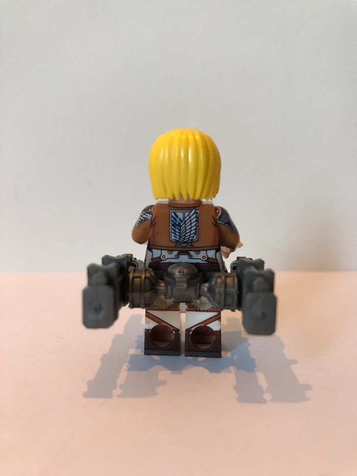Figurine type lego Armin Arlert. Attaque des - photo numéro 3
