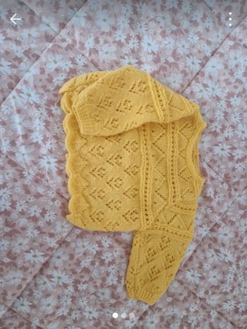 Pull jaune foncé en laine fait main