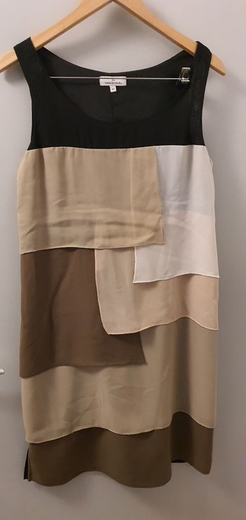 Robe mi-longue sans manches voile à pans