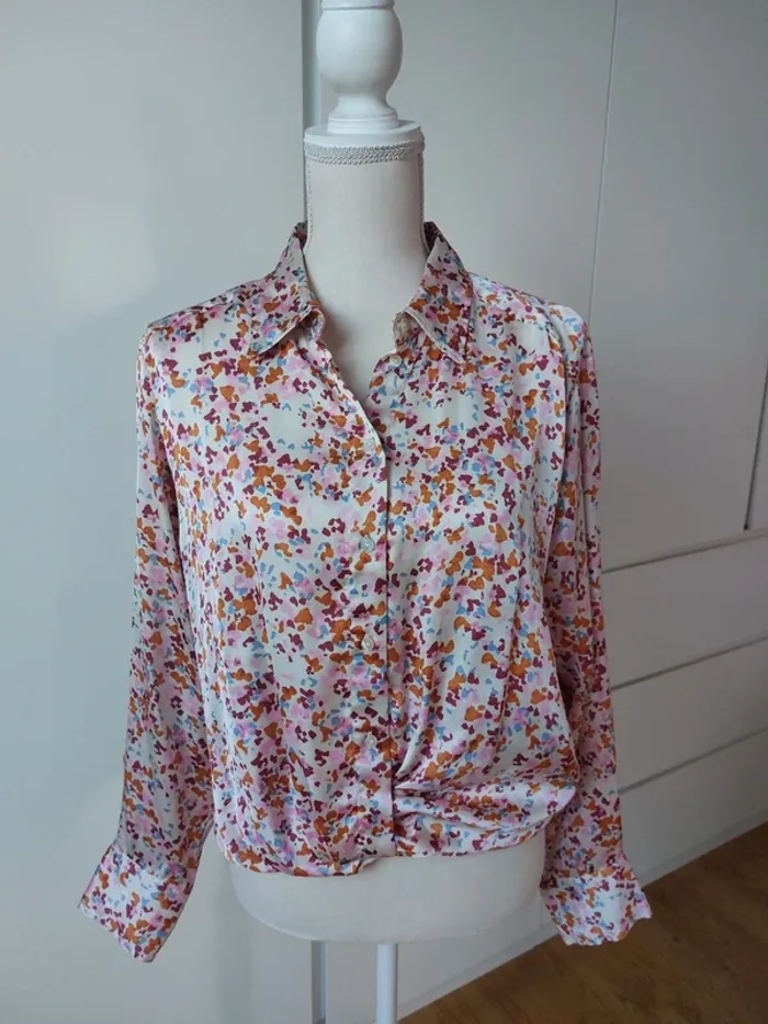 Magnifique blouse satinée fleurie