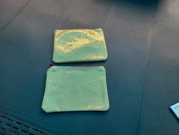 2 petites pochettes dorées à paillettes