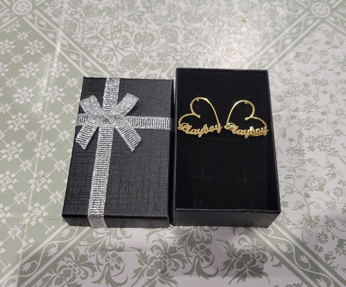 BOUCLES D'OREILLES COEURS INSCRIPTION PLAYBOY DORE ! NEUF !