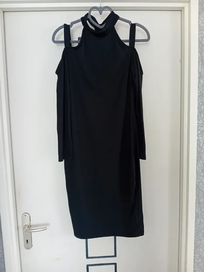 Longue Robe Noir Epaule dénudé Taille L - photo numéro 2