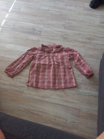 Chemise à carreaux rose.