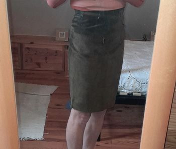 Jupe droite style cuir ou daim