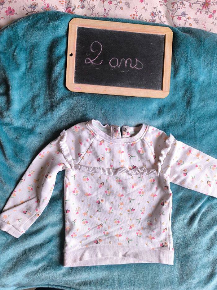 Pull Orchestra fleuri taille 2 ans en très bon état