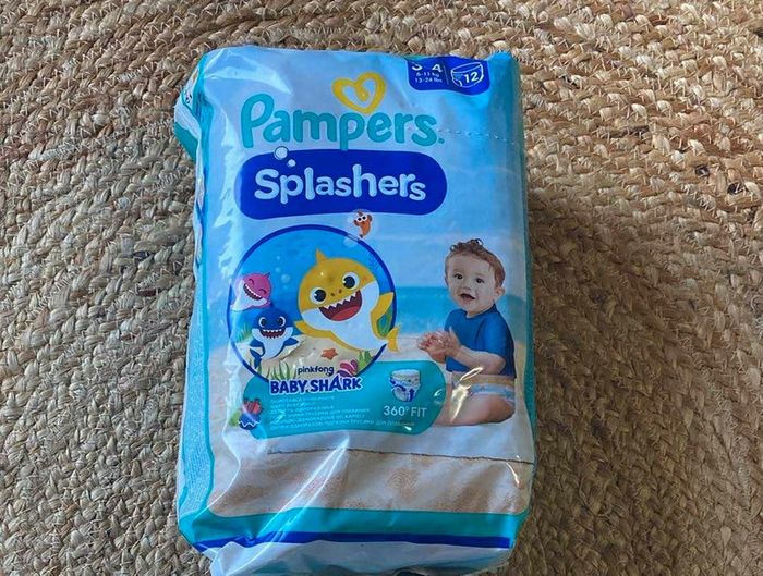 Un paquet couché de piscine Pampers splashers 3/4 6-11kg